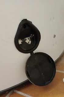 Geöffnetes Batteriefach eines Geräts