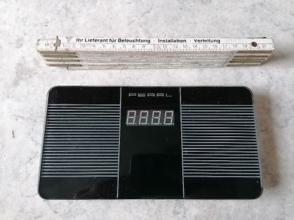Digitales Messgerät mit Gliedermaßstab