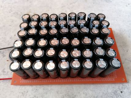 Reihe von Elektrolytkondensatoren auf Lochrasterplatine