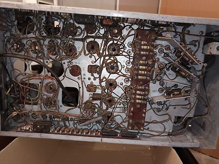 Innenansicht eines alten elektronischen Geräts mit freier Verdrahtung