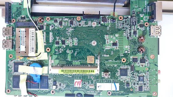 Foto einer grünen Leiterplatte mit elektronischen Bauteilen