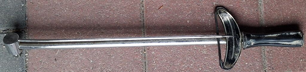 Messschieber auf Steinboden