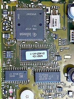 Nahaufnahme einer bestückten Leiterplatte mit Mikrocontrollern