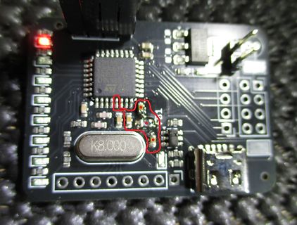 Nahaufnahme einer Leiterplatte mit Mikrocontroller und Quarz
