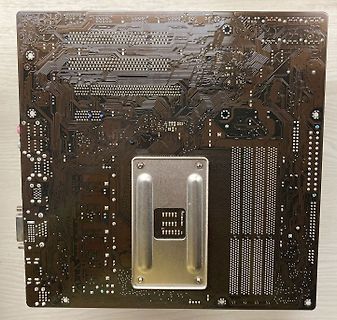 Rückseite einer Computer-Hauptplatine mit CPU-Sockel