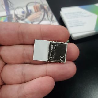 Kleiner Mikrocontroller-Modul in einer Hand