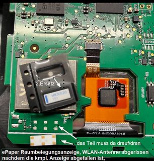 Beschädigte Leiterplatte mit ePaper-Display und Flachbandkabel