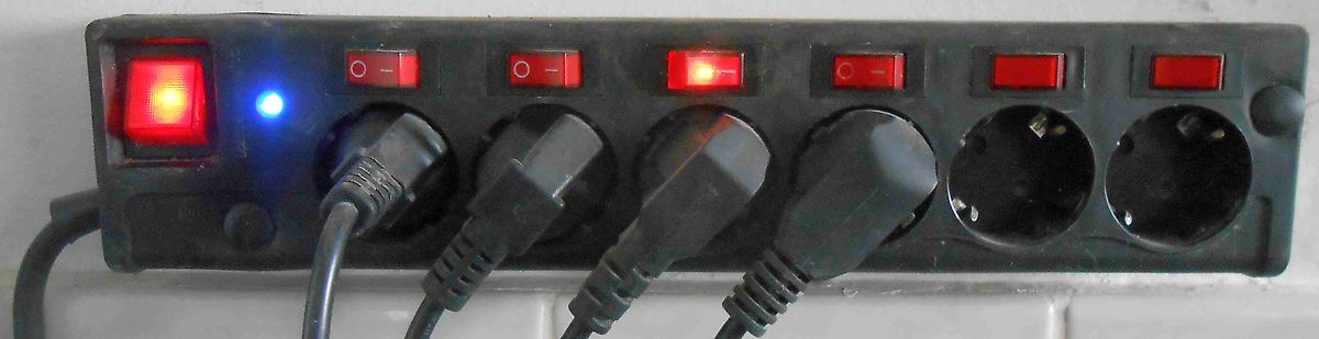 Mehrfachsteckdose mit eingesteckten Geräten