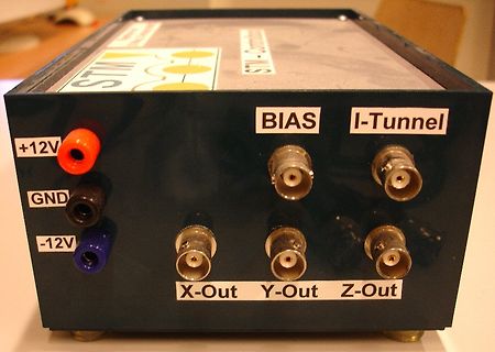 Elektronikgehäuse mit Anschlüssen für Stromversorgung und Signalausgänge