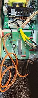 Foto einer bestückten Leiterplatte mit IC und Potentiometer