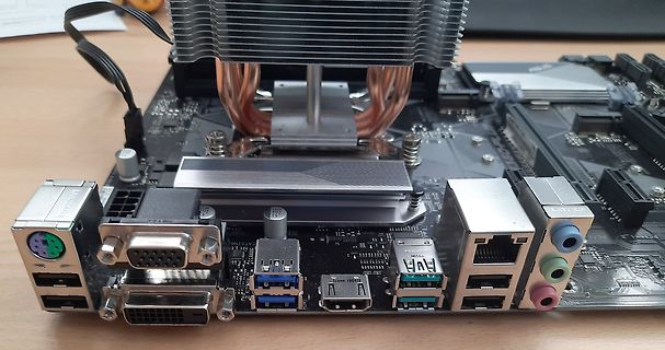 Nahaufnahme der Anschlüsse eines Mainboards