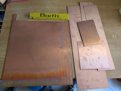 Kupferplatten auf Holztisch