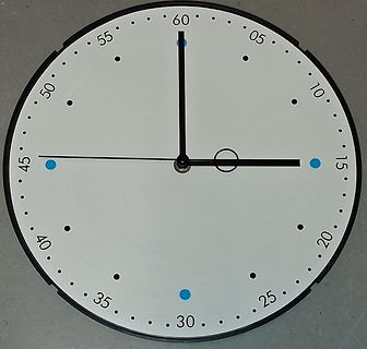 Analoge Uhr mit blauen Markierungen