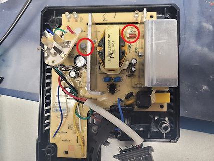 Innenansicht eines Netzteils mit Transformator und Kondensatoren