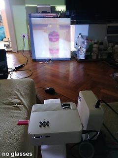 Beamer projiziert Bild auf Wand