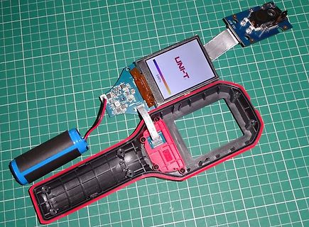 Zerlegtes elektronisches Messgerät auf Schneidematte
