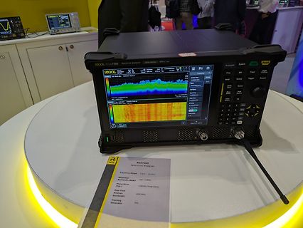 Rigol RSA7500 Spektrumanalysator auf einem Tisch