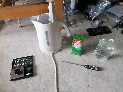 Wasserkocher, digitale Küchenwaage, Thermometer und Wasserglas