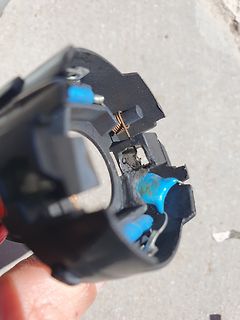 Geöffnetes Kunststoffgehäuse mit elektrischen Kontakten