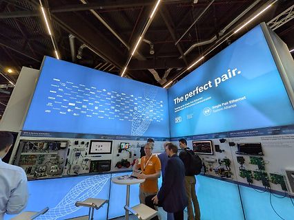 Messeaussteller Stand mit Display und Personen