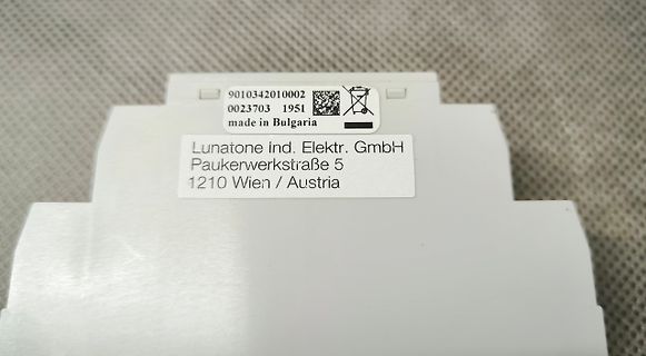 Aufkleber auf einem Gerät von Lunatone