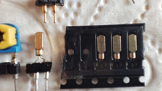 Elektronische Bauteile und Steckverbinder auf Papiertuch