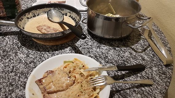 Nudeln mit Fleisch in Sahnesauce