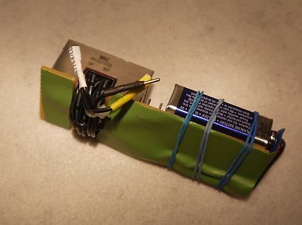 Bastelprojekt mit Batterien und Kabeln
