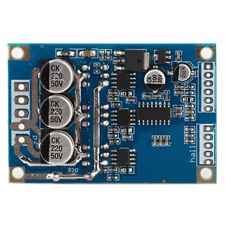 Blaue Leiterplatte mit Elektrolytkondensatoren und integrierten Schaltkreisen
