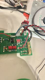Leiterplatte mit elektronischen Bauteilen und Verkabelung