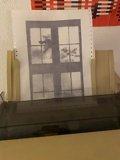 Ausgedrucktes Foto eines Fensters auf Papier