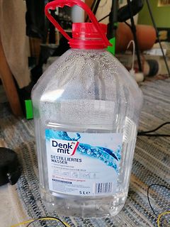 Flasche destilliertes Wasser