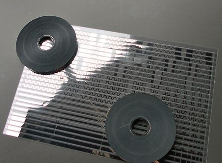 Schwarze Ringe auf einer transparenten Folie mit Mustern