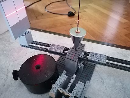 Experimenteller Aufbau mit LEGO-Elementen und Messspitze