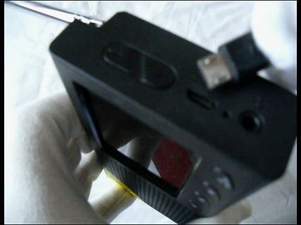 Nahaufnahme eines schwarzen elektronischen Geräts mit Display und Anschlüssen