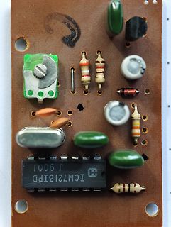 Foto einer Leiterplatte mit elektronischen Bauteilen