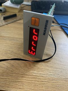 Elektronikgerät mit Fehlermeldung auf Display
