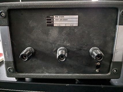 Rückseite eines Netzteils mit Typenschild und Anschlüssen