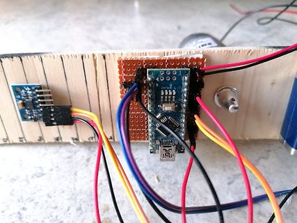 Elektronikaufbau mit Mikrocontroller auf Lochrasterplatine