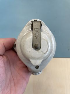Nahaufnahme eines alten elektrischen Schalters oder Bauteils