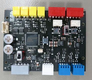 Leiterplatte mit elektronischen Bauteilen und Steckverbindern