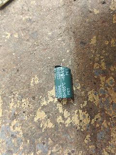 Elektrolytkondensator auf Untergrund