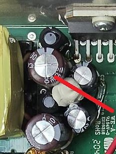 Nahaufnahme von Elektrolytkondensatoren auf einer Leiterplatte