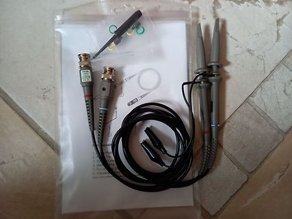 Messleitungen und Tastköpfe in einer Plastiktüte