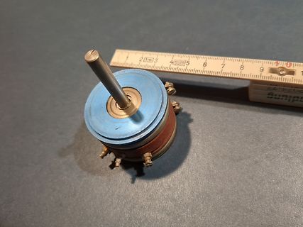 Elektromagnetische Spule mit Metallwelle und Lineal