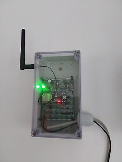 Mikrocontroller-Aufbau in transparentem Gehäuse mit Antenne