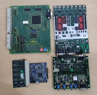 Verschiedene Mikrocontroller-Entwicklungsboards auf Holzuntergrund