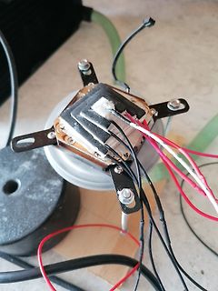 Elektronikbauteil mit Kabeln und Kühlkörper
