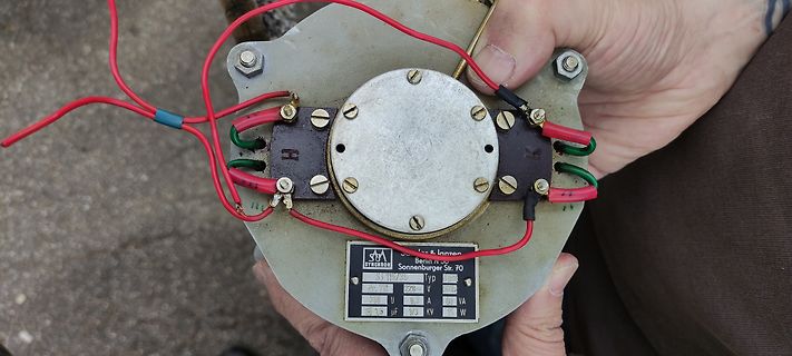 Unterseite eines Stromwandlers mit Anschlüssen