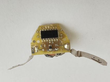 Foto einer kleinen Leiterplatte mit IC und Lötstellen